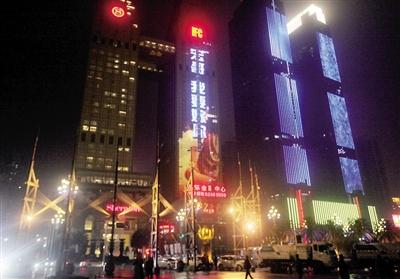 昨晚8點(diǎn)，南濱路上LED大屏“宏哥我要嫁你”。